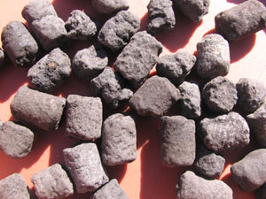 発酵油かすに泥炭を加え、成型した固形肥料
